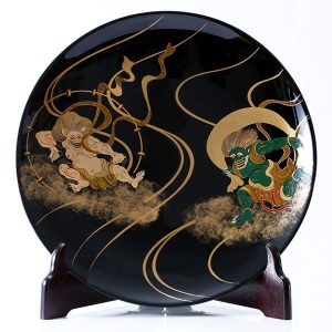 山田平安堂の漆器の蒔絵飾皿、風神雷神