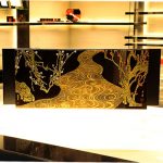 山田平安堂の漆器の蒔絵パネル、紅白梅流水之図