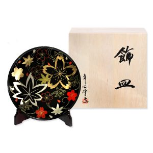 山田平安堂の漆器の蒔絵飾皿、描詰春秋