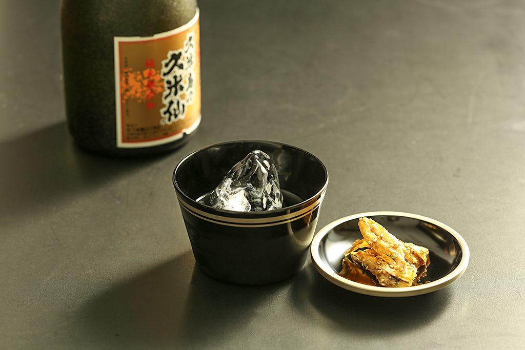 酒呑みとして使う、山田平安堂の漆器の蕎麦猪口、黒