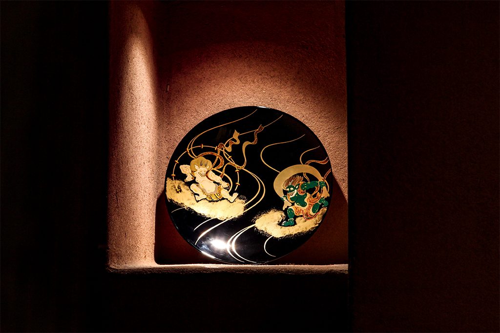 山田平安堂の漆器の蒔絵飾皿、風神雷神