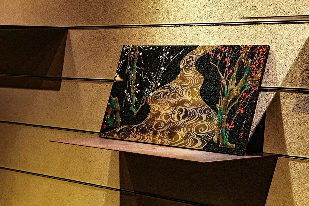 山田平安堂の漆器蒔絵の額、紅白梅流水之図、光琳写