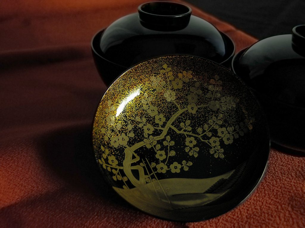 日本の漆を使用した、山田平安堂の吸物椀、国宝写蒔絵