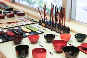 漆器のお椀や箸が並ぶ山田平安堂の店内