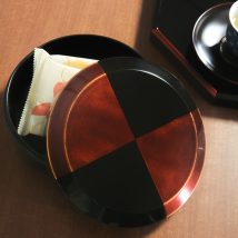 山田平安堂の漆器の菓子器　白檀