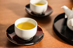 山田平安堂の漆器の茶托白檀、お茶碗