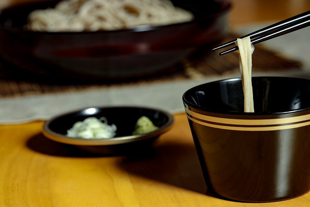 山田平安堂の漆器の蕎麦猪口と皿、縁錫、黒