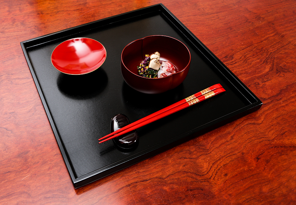 山田平安堂の漆器のトレー、長手膳、千筋と、漆器の汁椀とお箸
