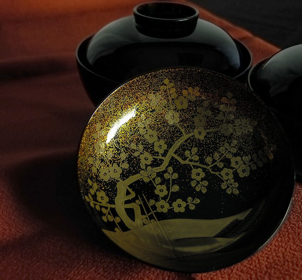 日本の漆を使用した、山田平安堂の吸物椀、国宝写蒔絵