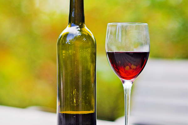 極上ワインを嗜むなら「レッドクリスタルガラス」のワイングラスを