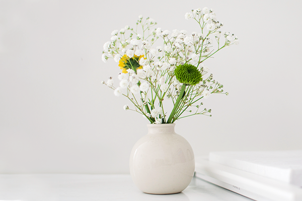 くびれたつぼ型の花瓶はバランスが取りやすい