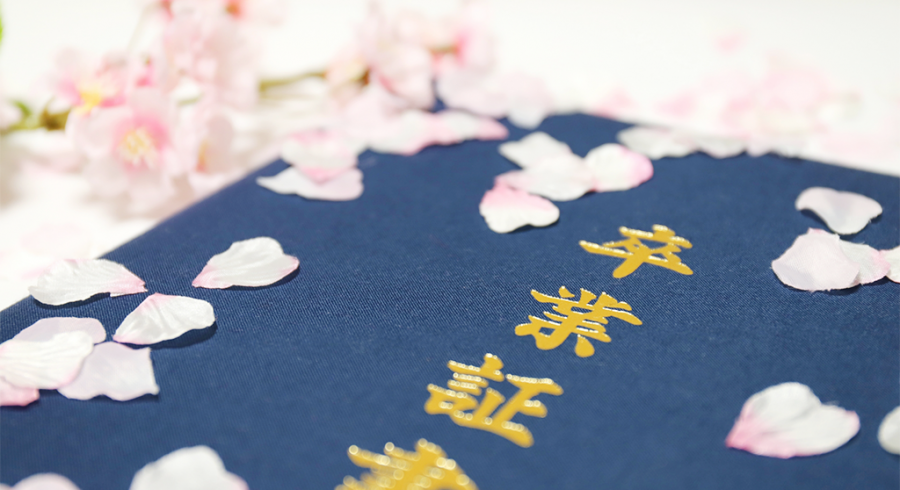 卒業おめでとう！心を込めて贈る卒業祝いおすすめ23選｜金額相場や贈り方マナーもご紹介