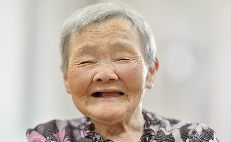 米寿のお祝いに喜ぶおばあちゃん